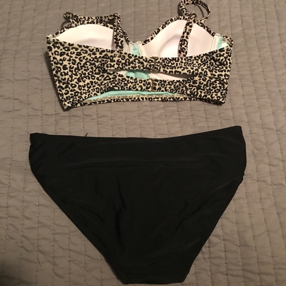 Leopard print bikini top / black bikini bottom - Picture 2 of 3